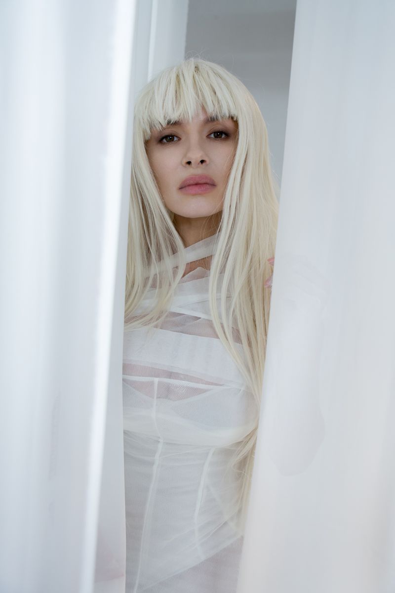 Надежда Мейхер-Грановская в новом клипе стала платиновой блондинкой